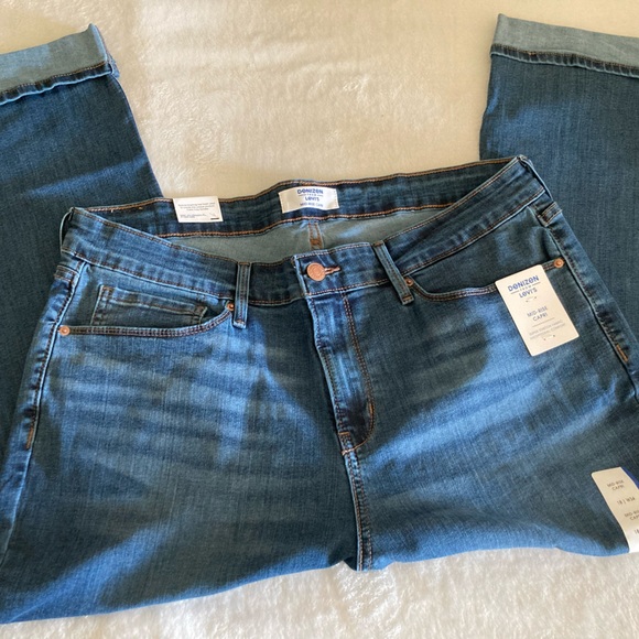 Denizen from Levi's Denim - NWT Denizen from Levi’s mid rise capri plus sized 18 women’s denim jeans